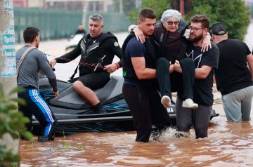 Apoio a famílias atingidas por enchentes e resgate em áreas de risco
