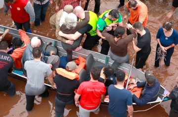 Barcos de voluntários fazem a diferença nos resgates na cidade de Canoas